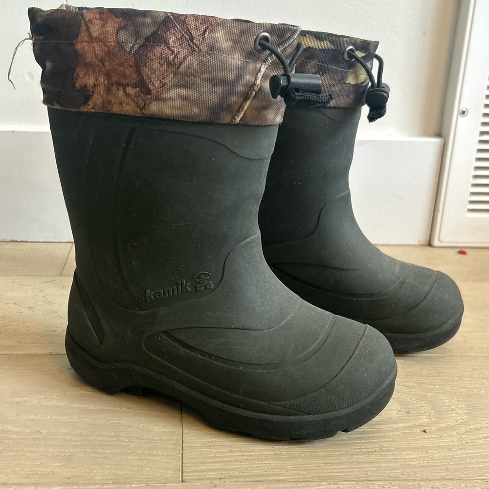 Kamik Kids Snobuster Black Boots with Brown Camo Cuff - Picture 2 of 6